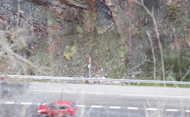 Uno de los accesos de la autovía del Cantábrico a La Luz y Villalegre cerrará mañana tras otro desprendimiento