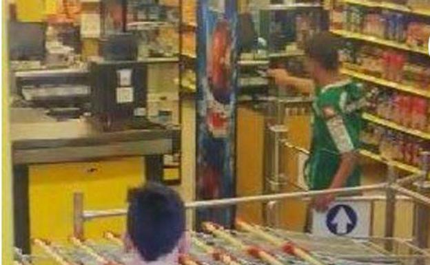 Se enfrenta a un año de cárcel y tratamiento médico por intentar atracar un supermercado de Avilés con una pistola simulada