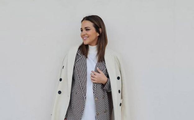 Paula Echevarría transforma un traje de punto de estilo setentero en el mejor look premamá