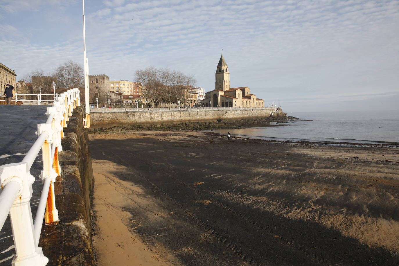 La playa de San Lorenzo, ¿carbón o arena?
