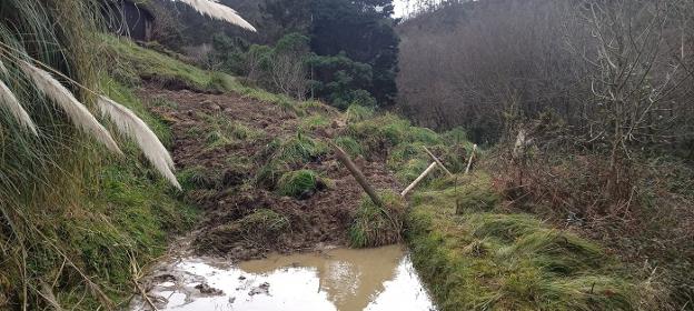 Un segundo desprendimiento en el acceso a la playa de Merón corta la ruta de Los Molinos