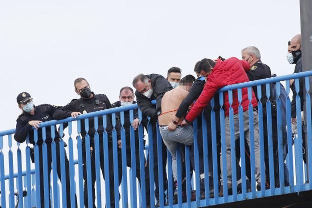 Ciudadanos y policías evitan que un joven de 18 años se tire desde la pasarela de Moreda