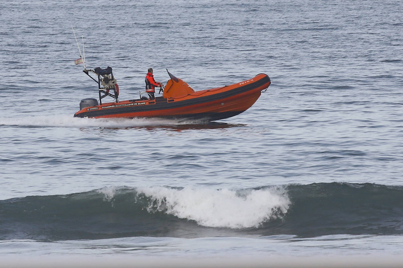 Un surfista rescata a una mujer que se introdujo vestida en aguas de la playa de San Lorenzo