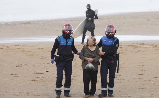 Un surfista rescata a una mujer que se introdujo vestida en aguas de la playa de San Lorenzo
