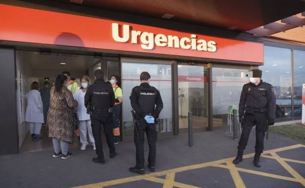 Una trifulca multitudinaria entre la Policía y un grupo de jóvenes en Portuarios, en Gijón, acaba con una chica detenida