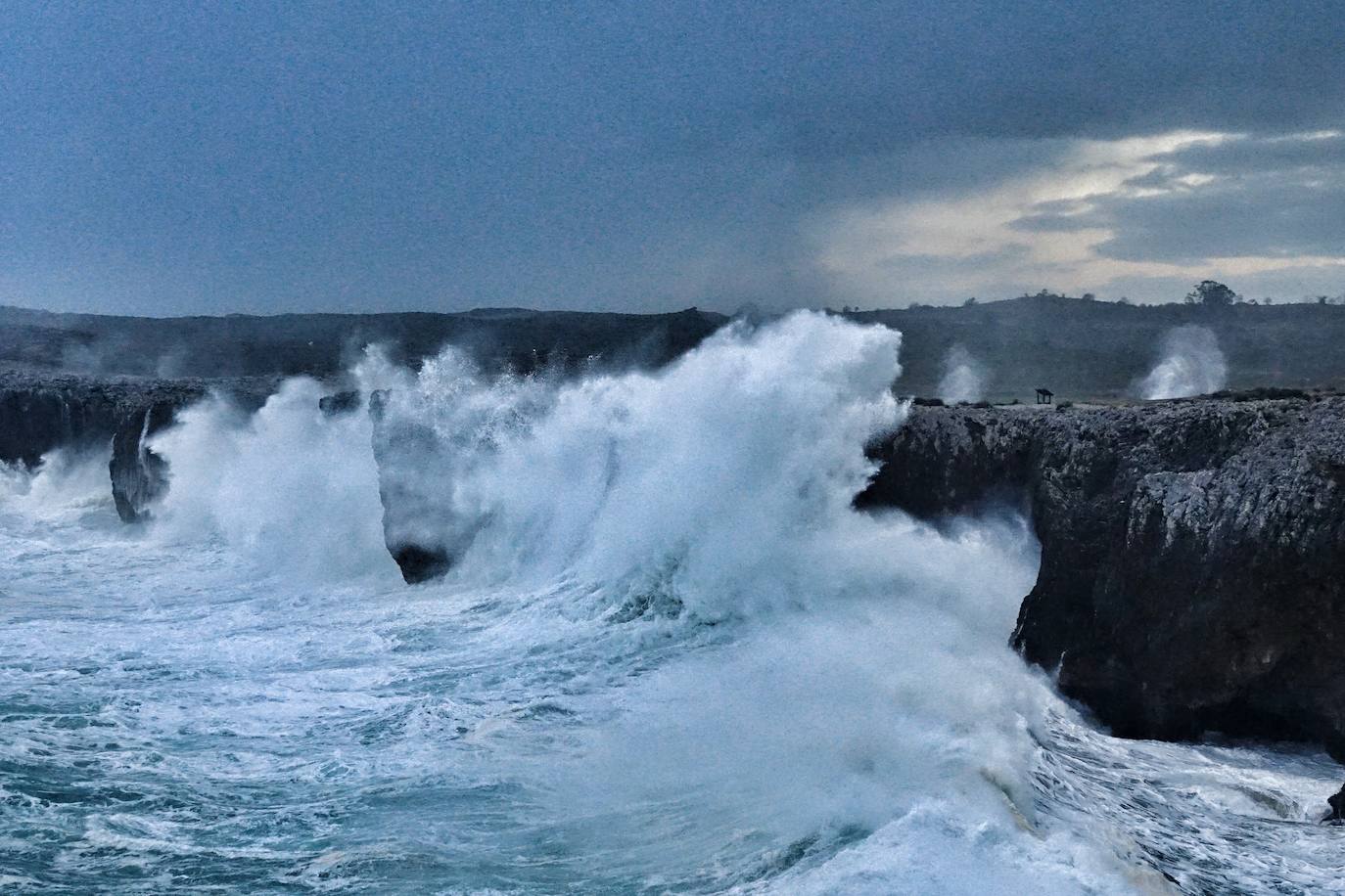 Las espectaculares imágenes que deja la borrasca 'Justine' en la costa asturiana