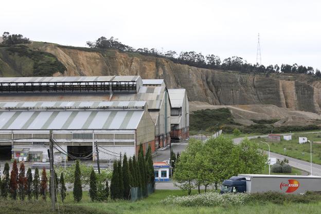 Alu Ibérica recorta en 80 millones de euros su plan industrial para la planta de Avilés