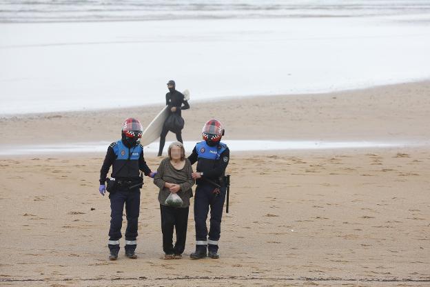 Un surfista rescata a una mujer de 80 años en San Lorenzo