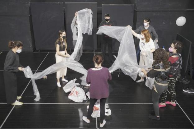 Nuevas máscaras y espacios para aprender teatro
