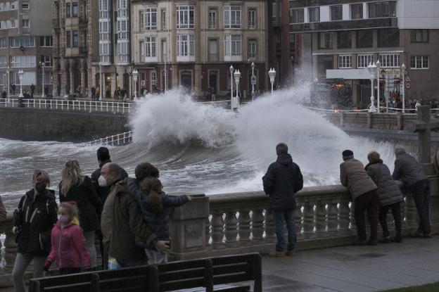 Olas de 7,7 metros y rachas de 112 kilómetros por hora