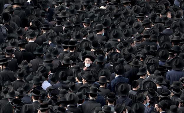 Miles de judíos ultraortodoxos desafían las restricciones para despedir a un rabino