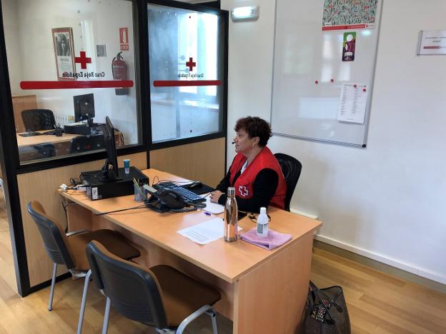 Cruz Roja Villaviciosa habilita un teléfono para luchar contra la soledad de los mayores