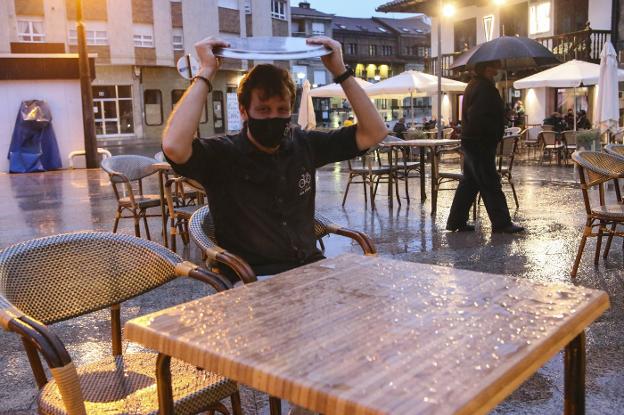 La lluvia complica el primer día de «solo terrazas» en Siero