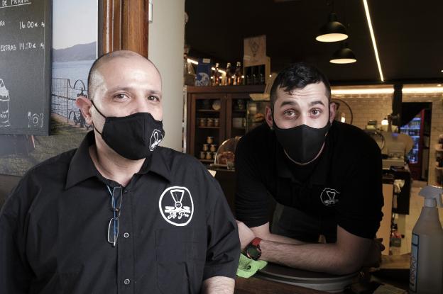 Vecinos y hosteleros de Somió alertan del aumento de botellones durante la pandemia