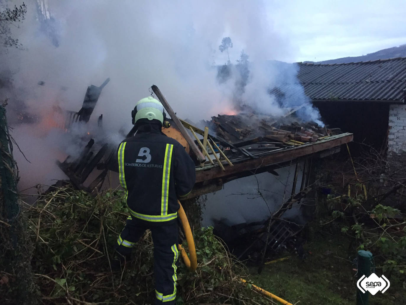 Un incendio arrasa un hórreo en Villaviciosa