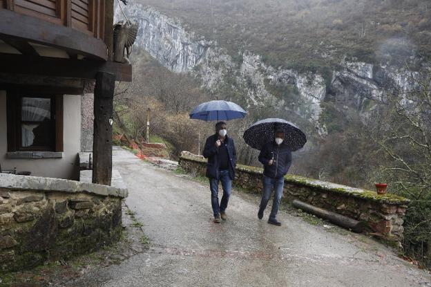Asfaltada la carretera de acceso a Anzó