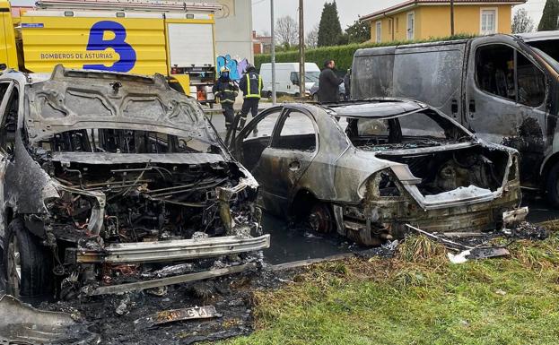 Un incendio calcina cuatro vehículos en un aparcamiento cercano a Parque Principado