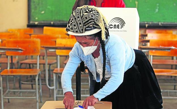 Largas colas y alta participación en la jornada electoral de Ecuador