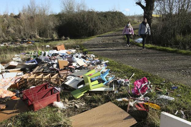 Los vecinos de Lugones urgen que se «frene» la proliferación de vertederos ilegales
