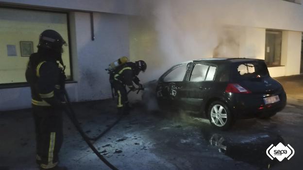 Arde un vehículo en un aparcamiento en Ribadedeva