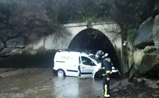 Herido un conductor tras salirse de la vía y caer por un desnivel cuatro metros a un río en Castropol