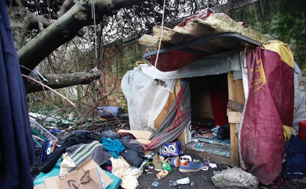 Rodeado de basura, maleza y en tres metros cuadrados: así vivía el presunto autor del crimen de Tremañes