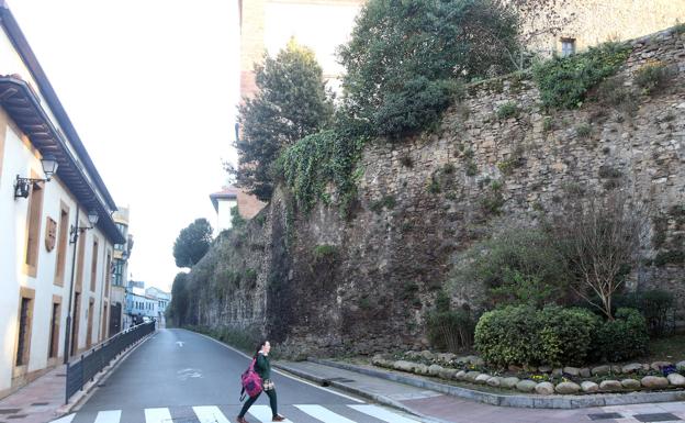 Vox pregunta por «el misterio» de las obras de recuperación de la muralla medieval de Oviedo