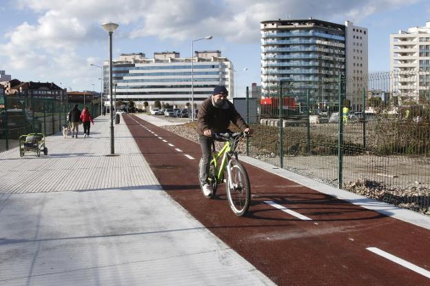 El Consistorio gijonés limitará las empresas de alquiler de patinetes