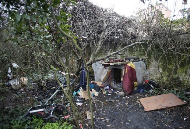 Rodeado de basura y maleza: así vivía el asesino de Tremañes