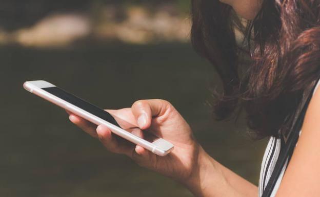 Dos años de cárcel por mirar el móvil de su marido y reenviar varios mensajes