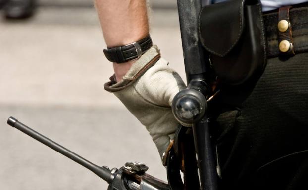 Un vigilante fuera de servicio evita que tres jóvenes quemen vivo a un hombre que dormía en la calle