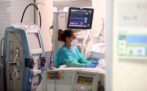 Preocupación por el ingreso por covid en la UCI del HUCA de una chica de 19 años