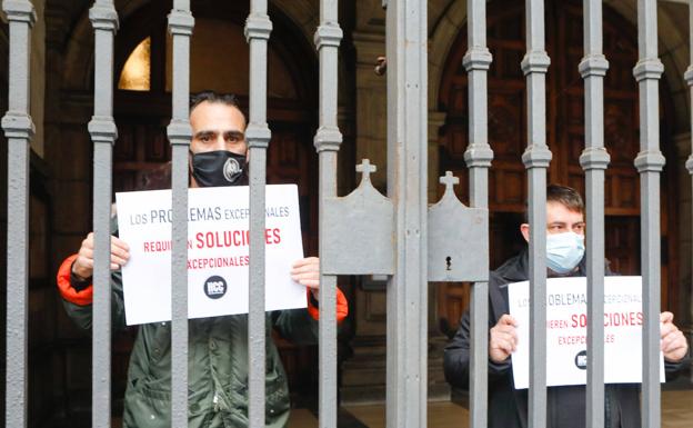 Dos hosteleros inician un encierro en San José de Gijón para reclamar ayudas efectivas