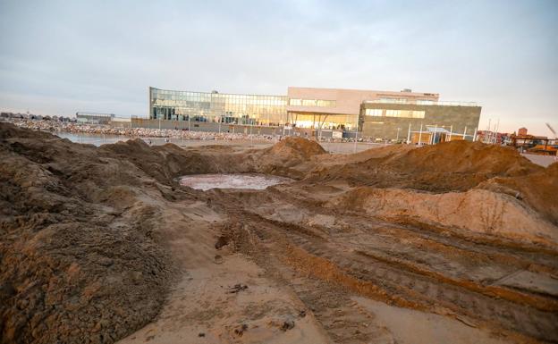 Una avería en una conducción de la EMA provoca hundimientos en la playa de Poniente