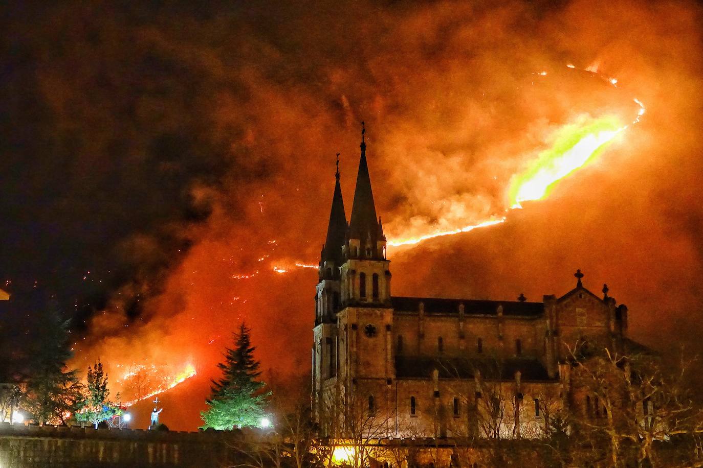 Pavoroso incendio en el entorno de Covadonga