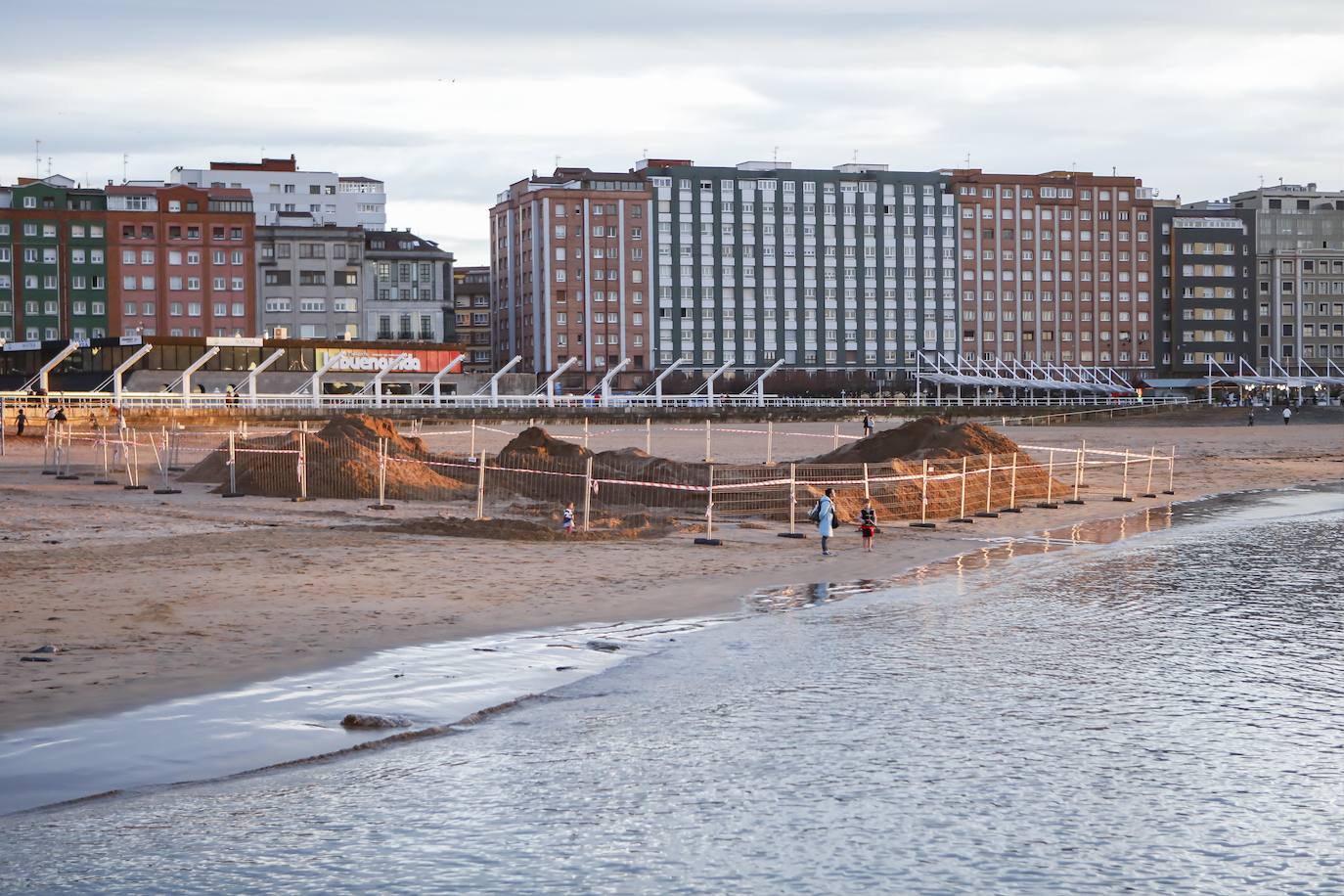 La playa de Poniente se hunde por una avería en una antigua tubería de la EMA