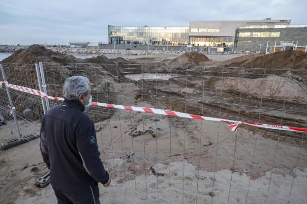 La playa de Poniente se hunde por una avería en una antigua tubería de la EMA