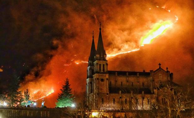 La Fiscalía denuncia a un ganadero por el incendio que arrasó el monte frente a Covadonga en febrero