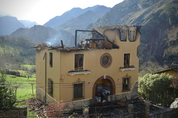 Un incendio calcina una casona indiana en una noche de «pánico» en un pueblo de Amieva