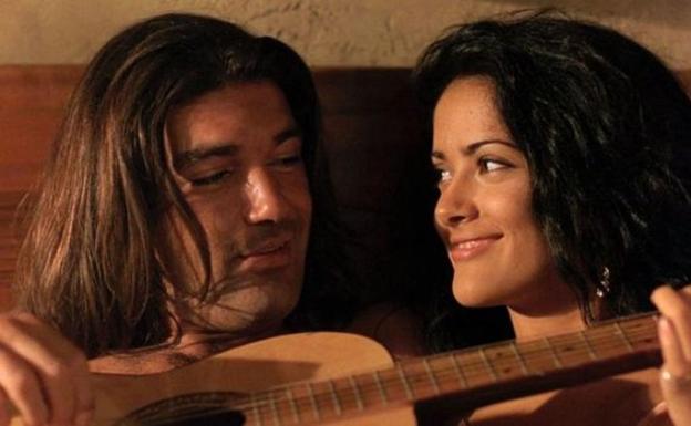 Salma Hayek, sobre la «traumática» escena de sexo que grabó con Antonio Banderas: «No podía parar de llorar»