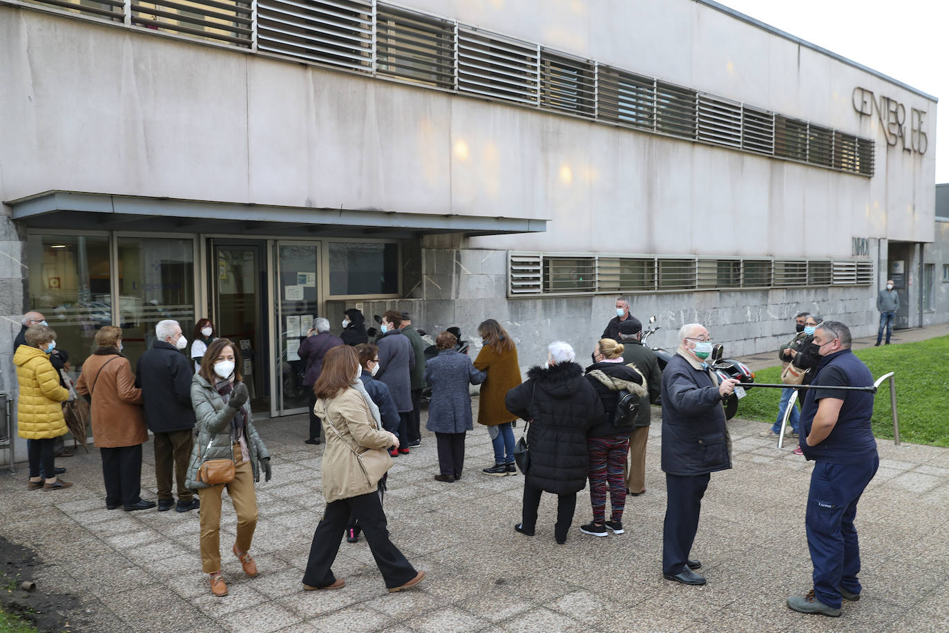Colas para vacunarse en el centro de salud de La Calzada