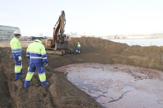 La EMA continúa la búsqueda de la tubería averiada bajo la playa de Poniente