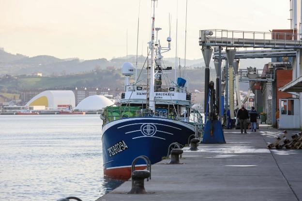 La pesca se resiente en Avilés por los temporales en el cambio de año