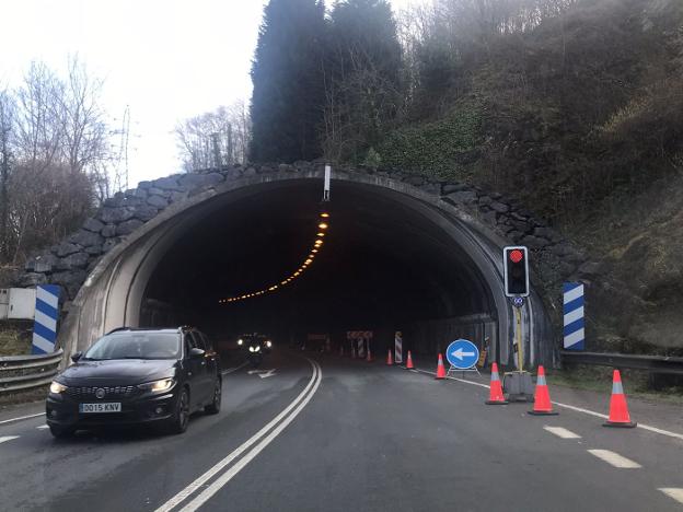 El semáforo de los túneles del corredor del Nalón alivia el tráfico en Sotrondio y Blimea