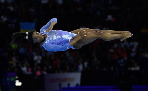 Simone Biles prepara un Yurchenko doble mortal carpado, ejecutado solo por hombres