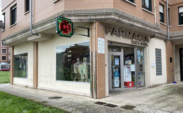 Un hombre asalta una farmacia en Lugones y le pone un cuchillo en el costado a una boticaria