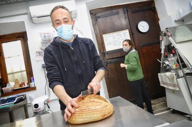 De repostero en hoteles de lujo a abrir una pastelería «familiar» para asentarse en Piloña