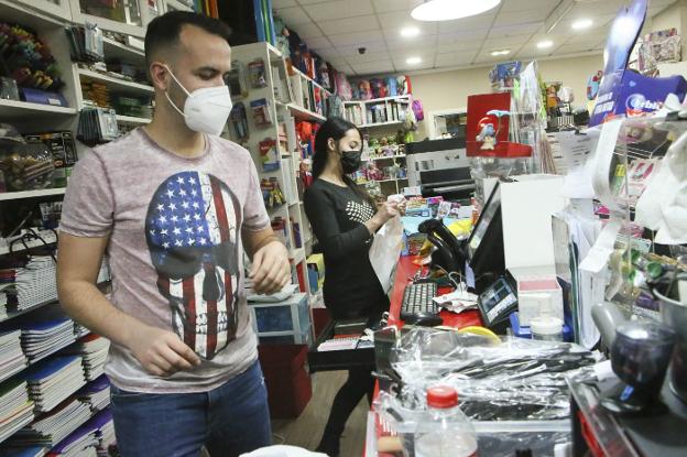 Un hombre atraca un quiosco de Lugones y se lleva un botín de 600 euros y un móvil