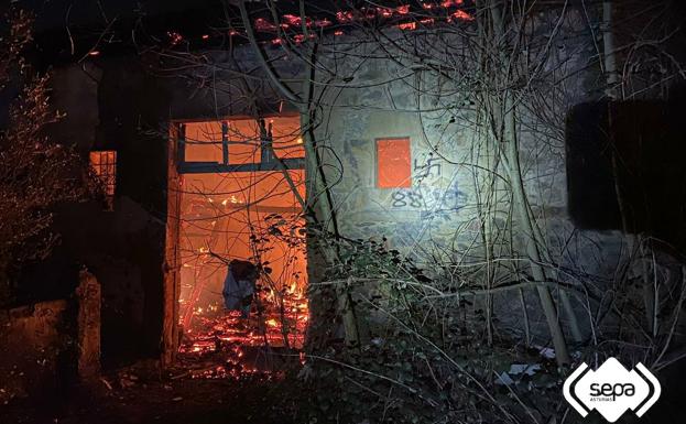 Extinguido el incendio de una casa abandonada en Langreo