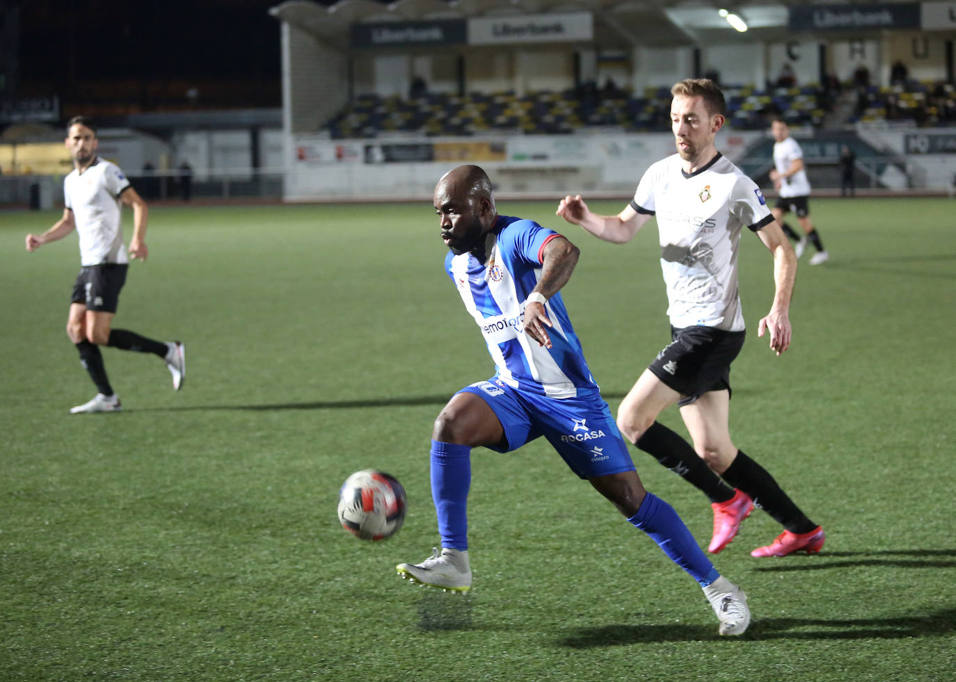 El Avilés cae a balón parado en Mieres (1-0)